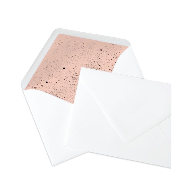 Weißer Briefumschlag mit Sprenkelelementen in Apricot