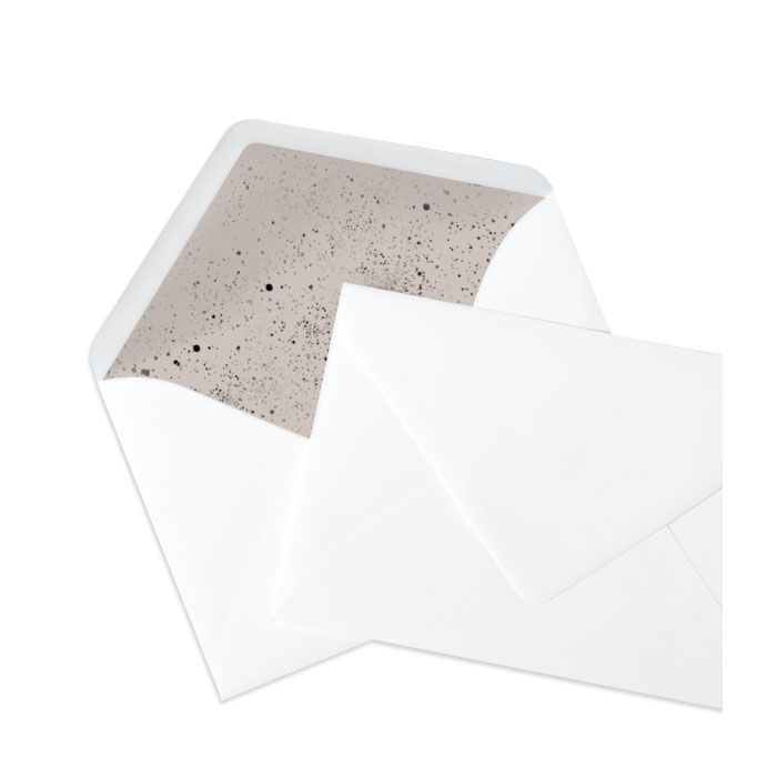 Weißer Briefumschlag mit Sprenkelelementen in Taupe