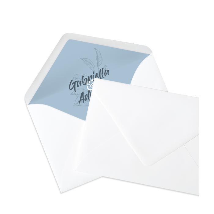 Weißer Briefumschlag mit Brushschrift in Graublau