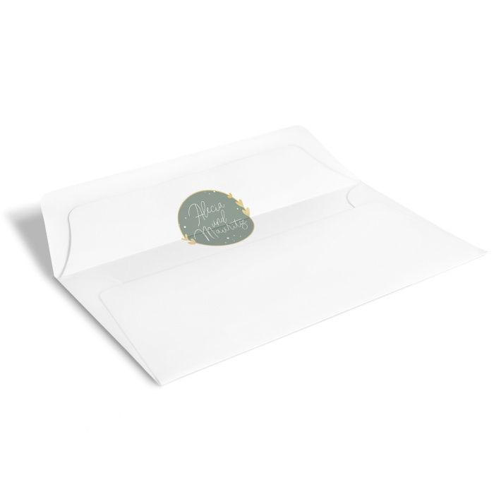 Weißer Briefumschlag mit bedrucktem Inlay mit Herzen