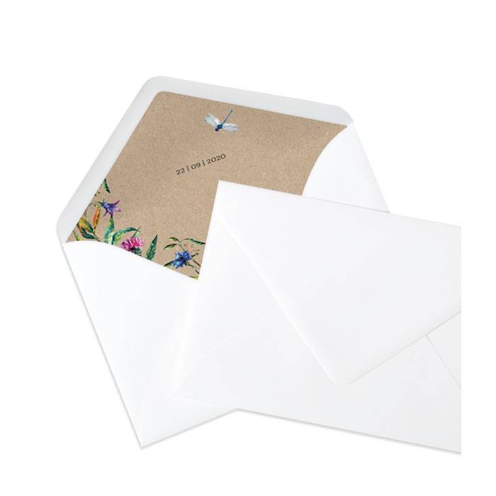 Weißer Briefumschlag mit bedrucktem Inlay mit Wildblumen