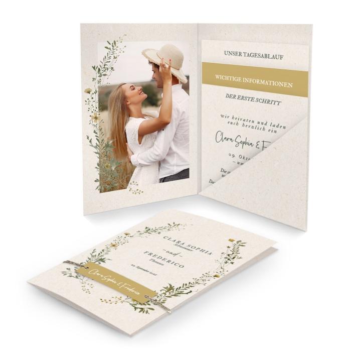 Einladung zur Hochzeit mit romantischen Wildblumen auf hellem Kraftpapier