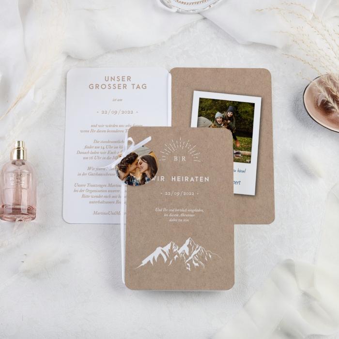 Hochzeitseinladung in Kraftpapieroptik mit Fotostreifen und rustikalem Bergdesign