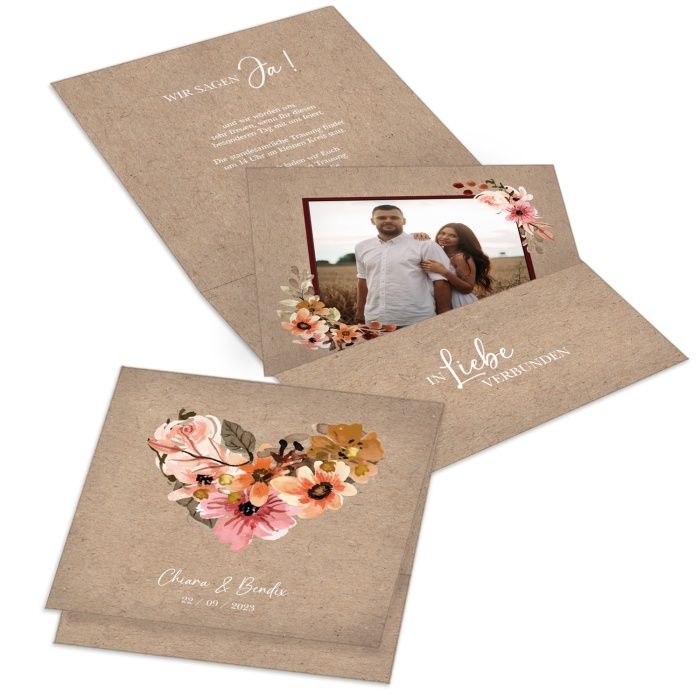 Im Pocketformat: Romantische Hochzeitseinladung in Kraftpapieroptik und Blumenherz