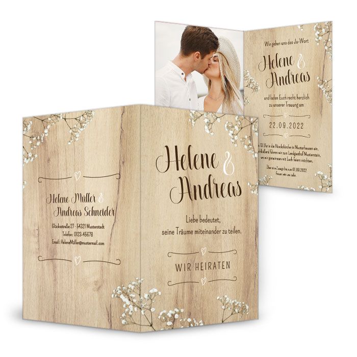 Einladungskarte zur Hochzeit mit hellem Holz und Schleierkraut