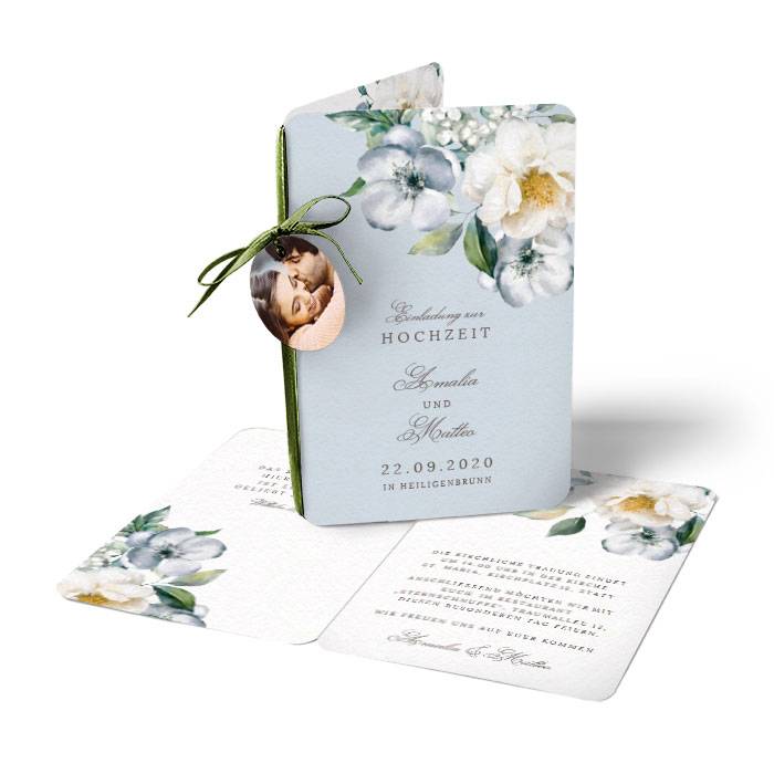 Einladung zur Hochzeit mit Anhänger im floralen Design in Graublau
