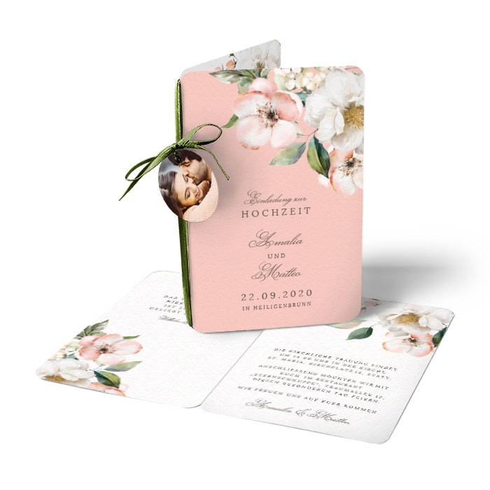 Einladung zur Hochzeit mit Anhänger im floralen Design in Rose