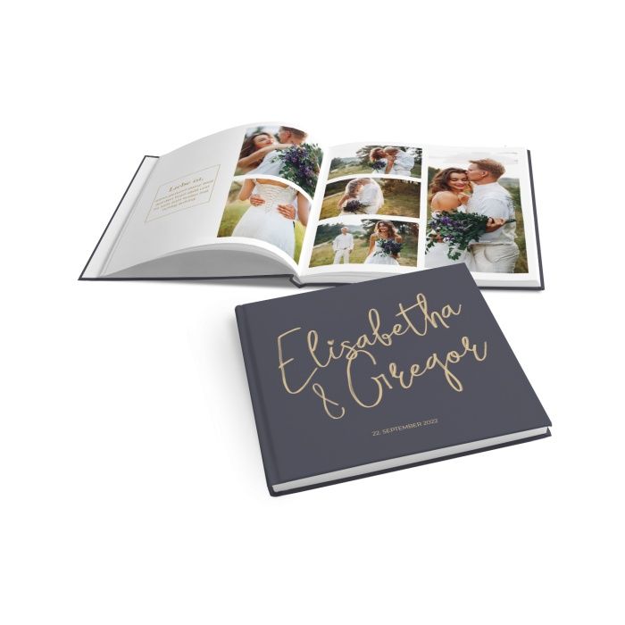 Quadratisches Fotobuch zur Hochzeit mit individueller Gestaltung mit Namen in Kalligraphieschrift i