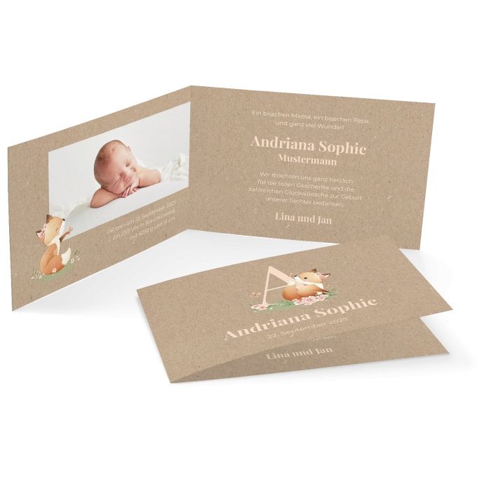 Niedliche Geburtskarte mit Initiale und kleinem Fuchs in Kraftpapieroptik