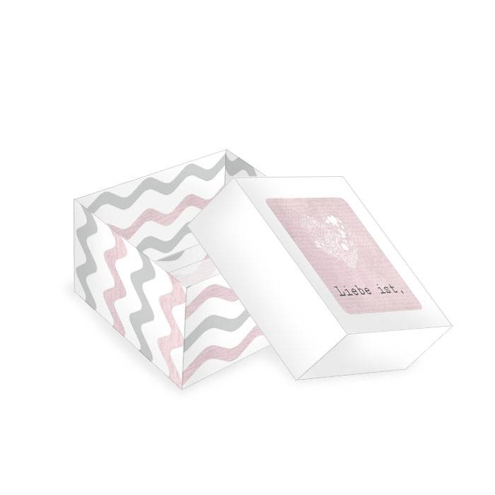 Geschenkebox für Gastgeschenke mit Herz und rosa Chevronmuster