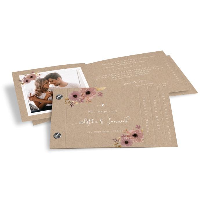 Hochzeitseinladung als Booklet im romantischen Kraftpapierstil mit Blumen - online selbst gestalten