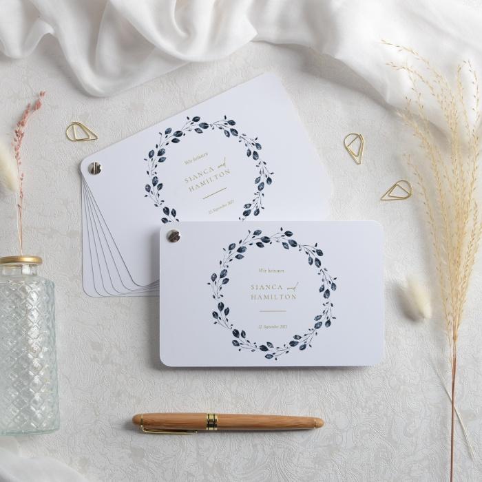 Hochzeitseinladung als Kartenfächer mit blauen Blütenkranz in Aquarelloptik