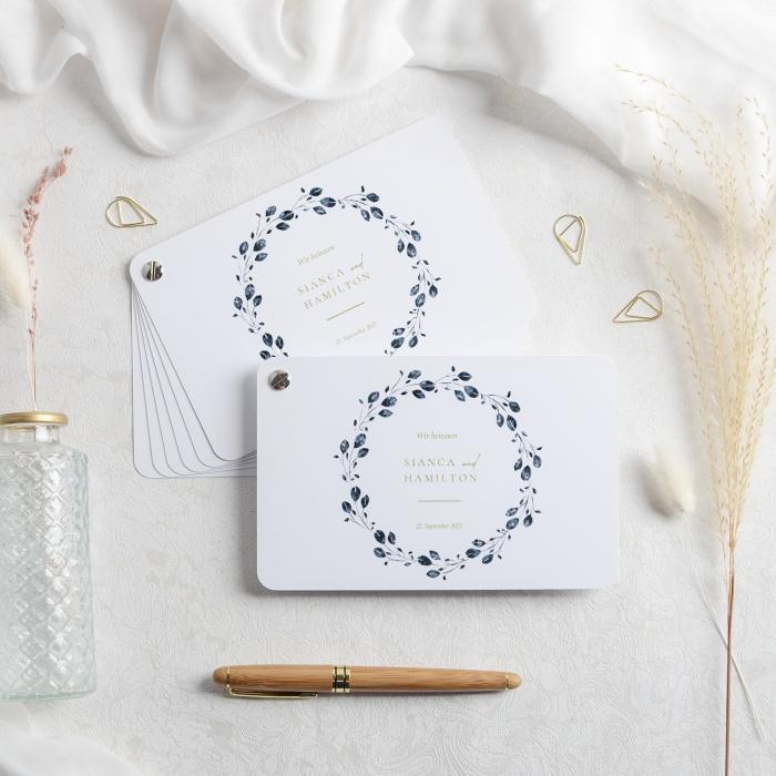 Hochzeitseinladung als Kartenfächer mit blauen Blütenkranz in Aquarelloptik
