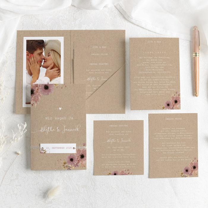 Hochzeitseinladung als Pocket im romantischen Kraftpapierstil mit Blumen - online selbst gestalten