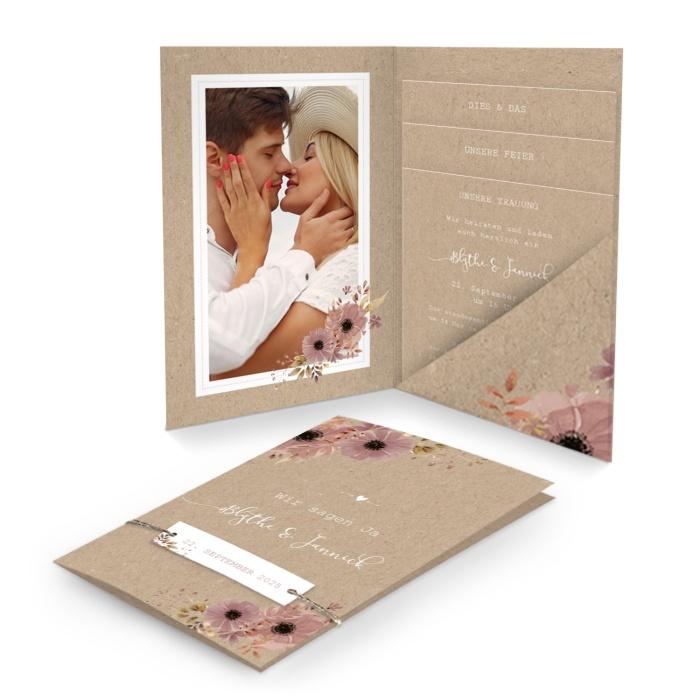 Hochzeitseinladung als Pocket im romantischen Kraftpapierstil mit Blumen - online selbst gestalten