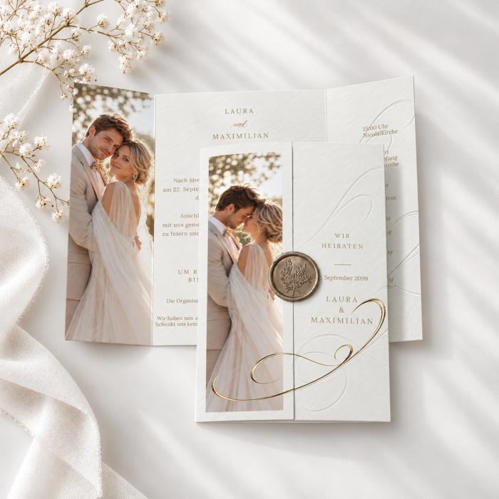 Hochzeitseinladung mit Altarfalz, Hochzeitsfoto, goldfarbenem Ornament und digitalem Prägeeffekt 