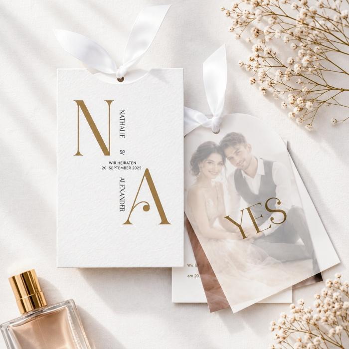 Elegante Hochzeitseinladung Impression in Weiß mit Einsteckhülle, Monogramm und Satinband