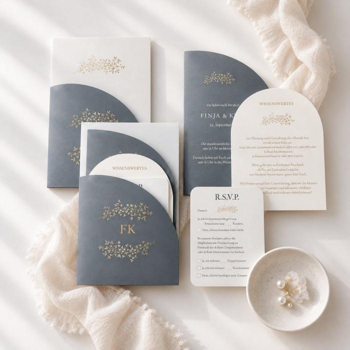 Hochzeitseinladung Golden Branch in Taubenblau mit geschwungener Einsteckhülle