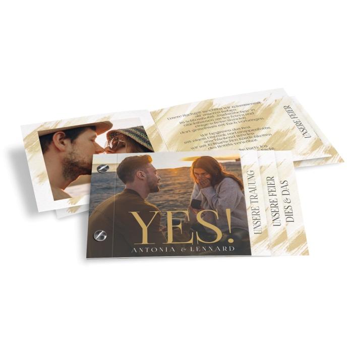 Hochzeitseinladung Booklet mit großen Foto und Yes in goldfarbener Schrift