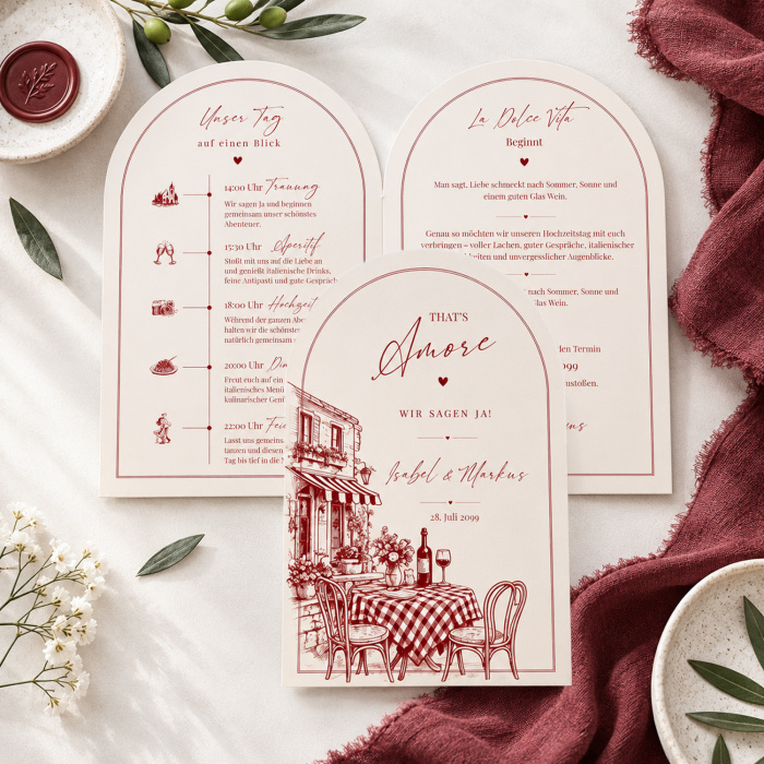 Mediterrane Hochzeitseinladung That's Amore mit Trattoria-Motiv in Bordeauxrot, geöffnete und geschl