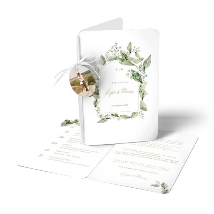 Hochzeitseinladung mit Anhänger im Greenery Style mit Eukalyptus