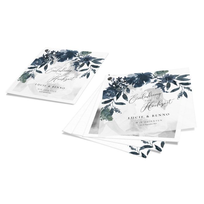 Hochzeitseinladung mit Transparentpapier und blauen Aquarellblumen