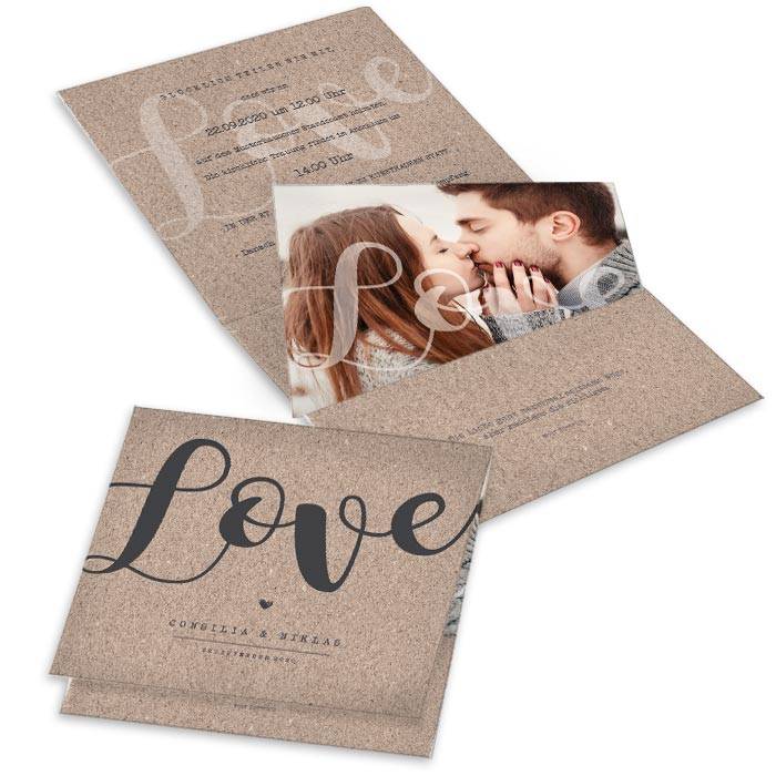 Hochzeitseinladung mit LOVE Schriftzug in Kraftpapieroptik