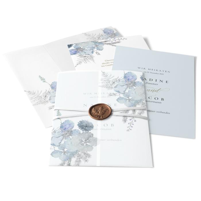 Florale Hochzeitseinladung zur Winterhochzeit in blauen Pastellfarben mit Transparentpapier und Sieg
