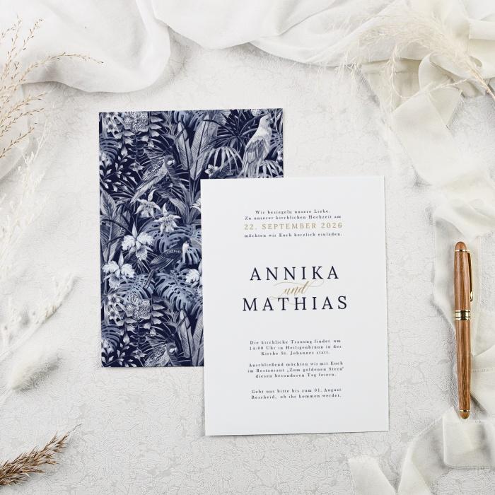 Hochzeitseinladung als Postkarte in Dunkelblau mit eleganter Schrift