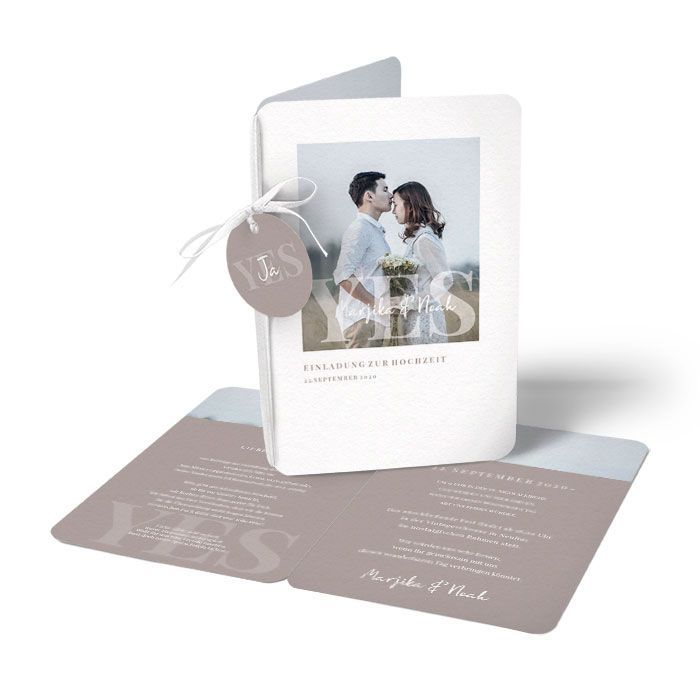 Minimalistische Hochzeitseinladung mit Foto und YES-Schriftzug