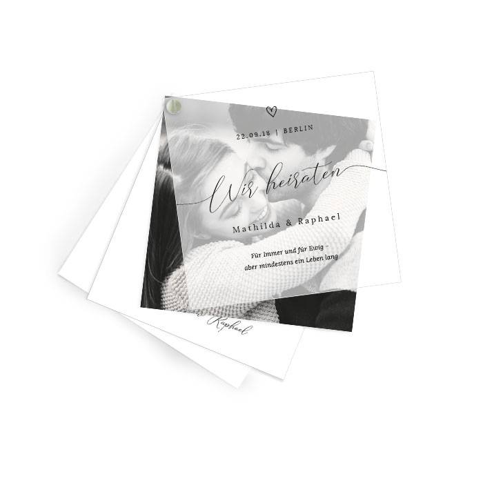 Hochzeitseinladung mit Transparentpapier und Kalligraphieschrift