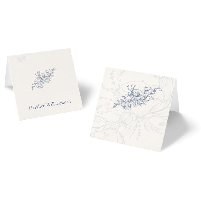 Hübsche Tischkarten mit blauen Blumen für eine Landhaus Hochzeit zum Beschriften