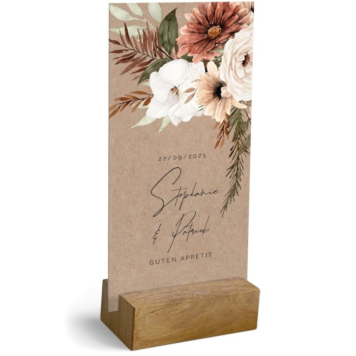 Menükarte im Holzaufsteller mit Blumen und Kraftpapieroptik