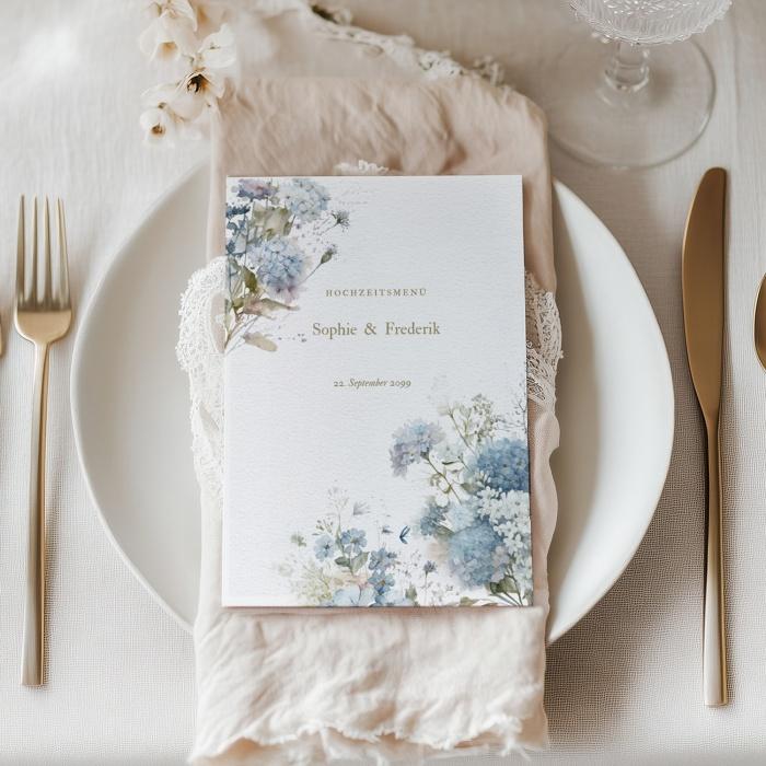 Menükarten für die Hochzeitstafel mit blauen Hortensien