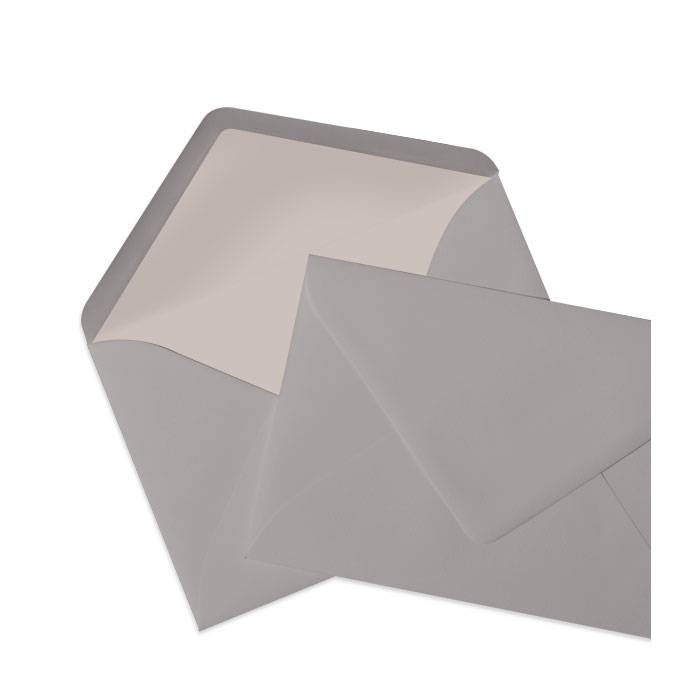 Taupefarbener Briefumschlag im minimalistischen Design in Taupe