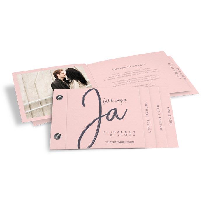 Moderne Hochzeitseinladung als Booklet mit Kalligraphieschrift in Rosa