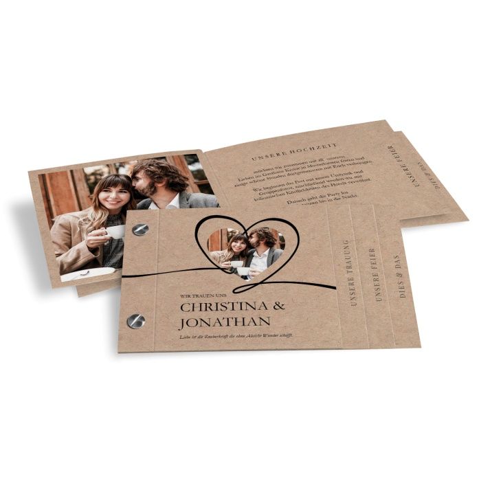 Moderne Hochzeitseinladung im Booklet Format und Kraftpapieroptik mit Foto im Herz