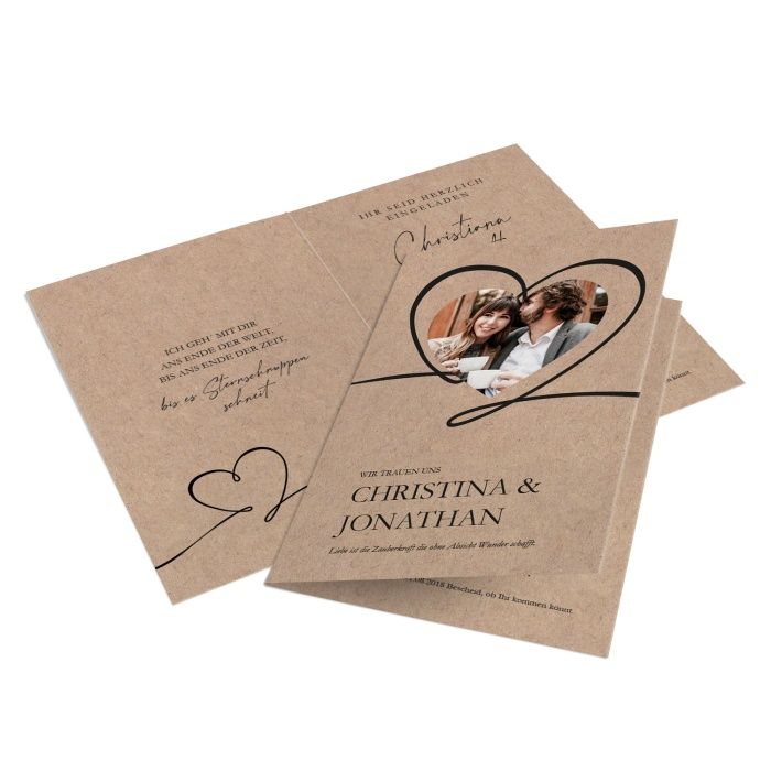 Moderne Hochzeitseinladung in Kraftpapieroptik mit Foto im Herz