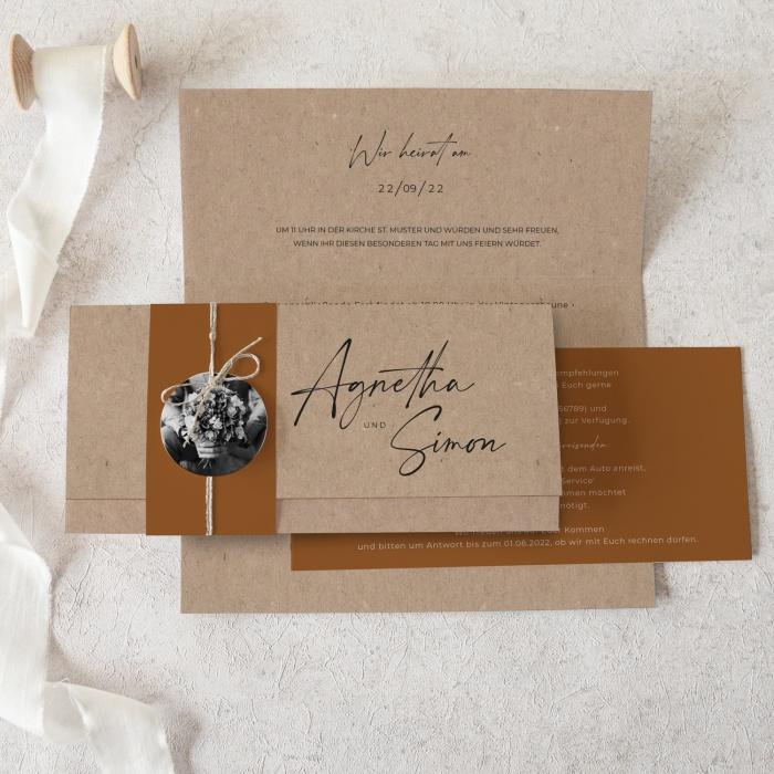 Moderne Hochzeitseinladung in Kraftpapieroptik und schönen Schriftzug