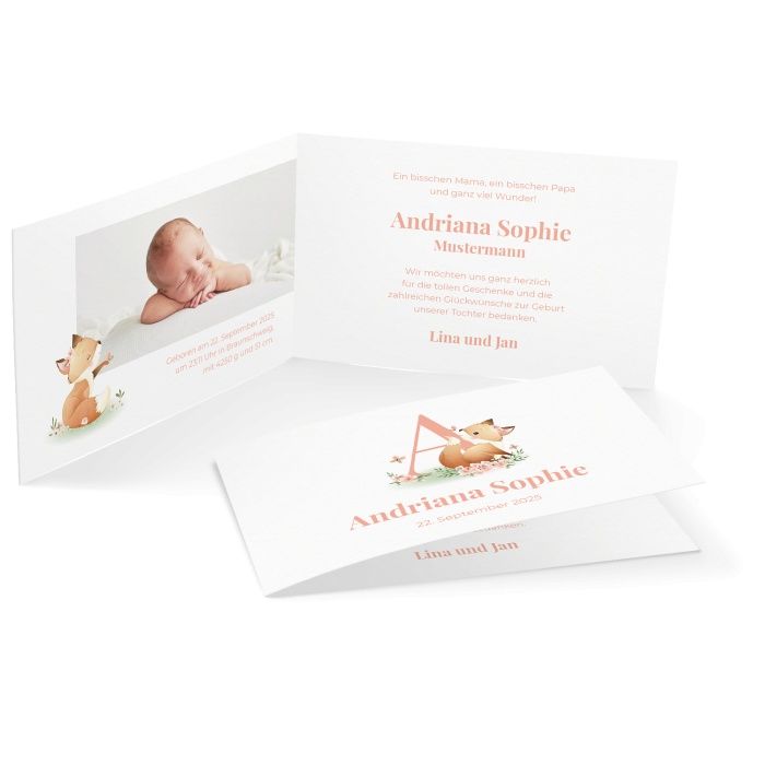 Niedliche Geburtskarte mit Initiale und kleinem Fuchs in Weiß und Peach