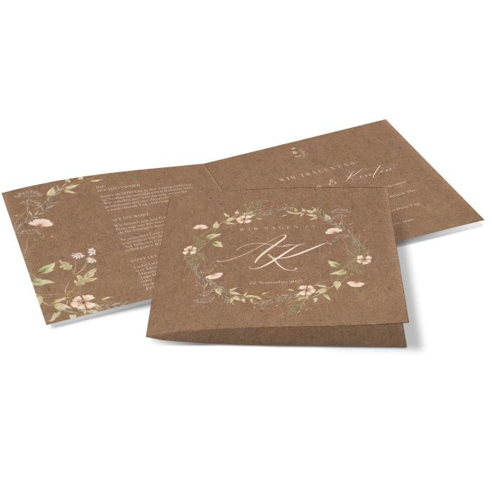 Romantische Hochzeitseinladung mit Kranz aus Wiesenblumen auf Kraftpapier
