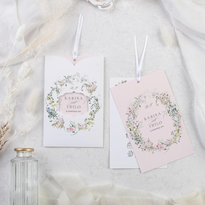 Besondere Hochzeitseinladung mit Stanzung im floralen Design und zarten Pastellfarben