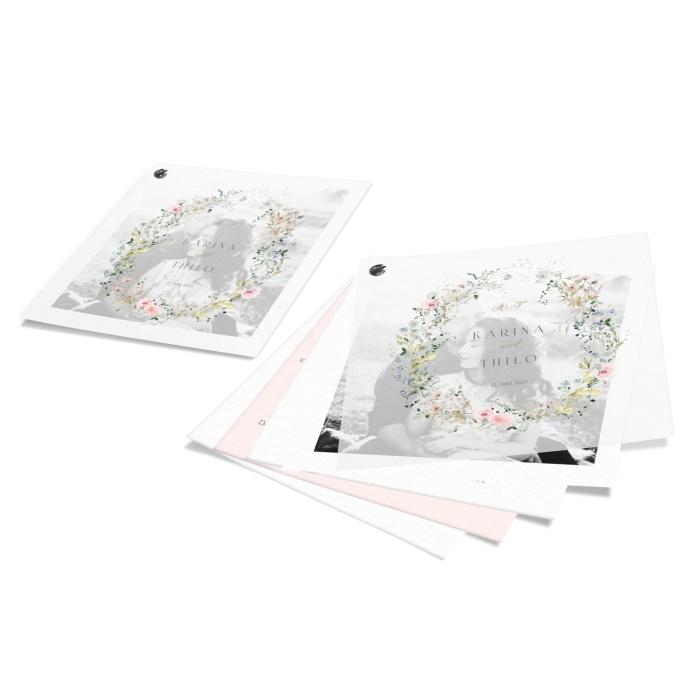 Romantische Hochzeitseinladung mit Transpaprentpapier und zarten Blumen in Pastellfarben