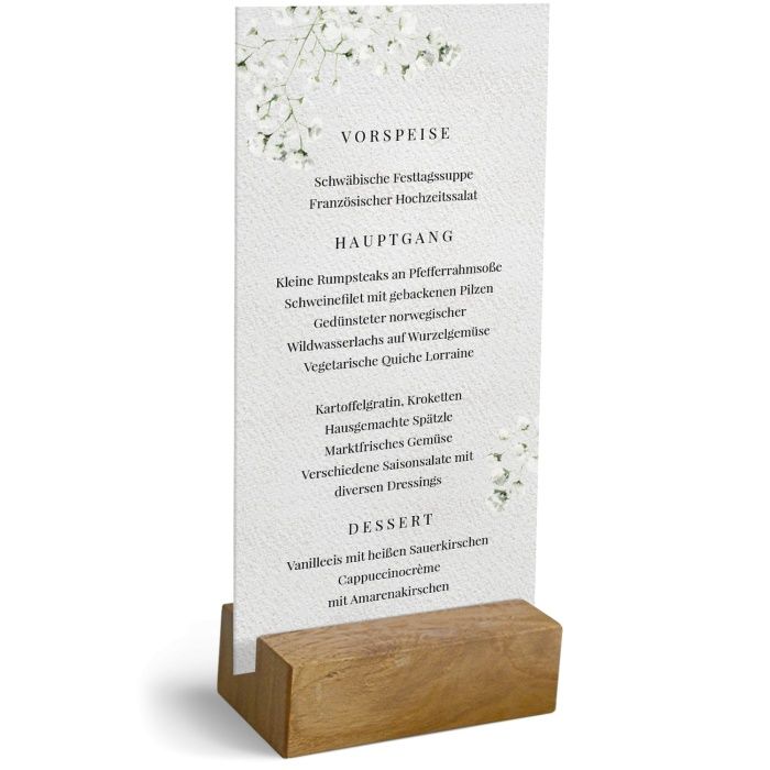 Romantische Menükarte für die Hochzeitstafel mit Schleierkraut im Holzaufsteller