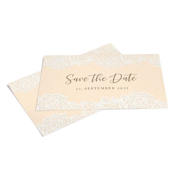 Save-the-Date Karte mit Spitzenband in Weiß auf Elfenbein