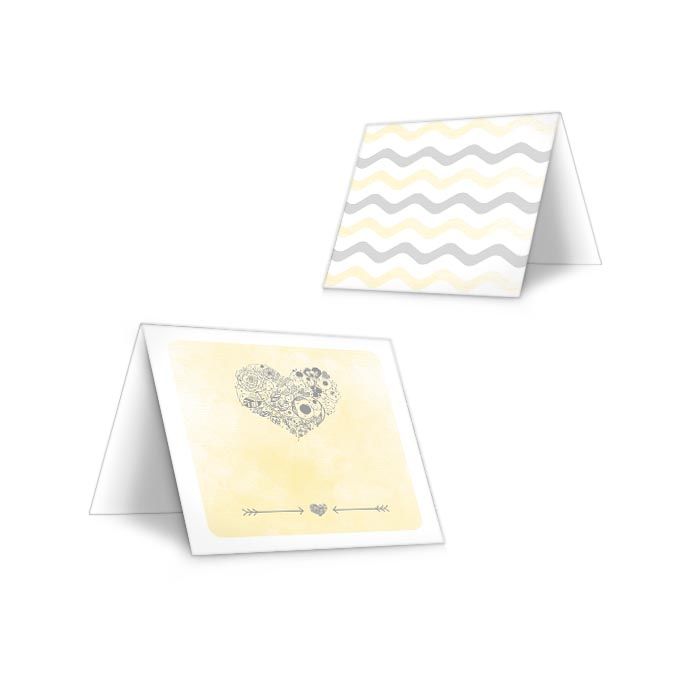 Tischkarte zur Hochzeit im gelben Aquarelldesign mit Herz