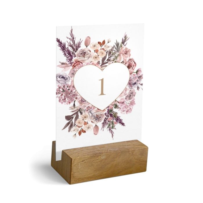 Tischkarte für die Hochzeitstafel mit Trockenblumen im schicken Holzaufsteller