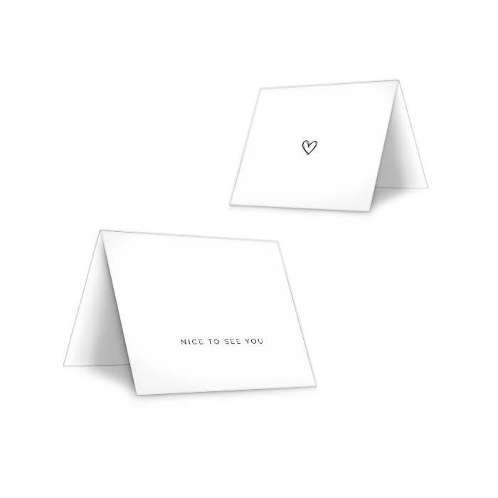 Tischkarte zur Hochzeit im schlichten weißen Design mit Herz