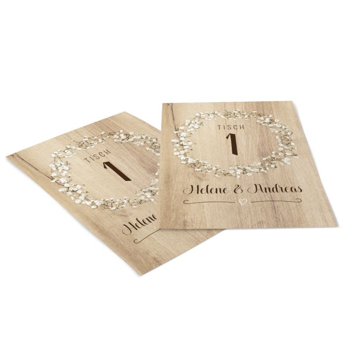Tischkarte zur Hochzeit mit Schleierkraut und Holzhintergrund