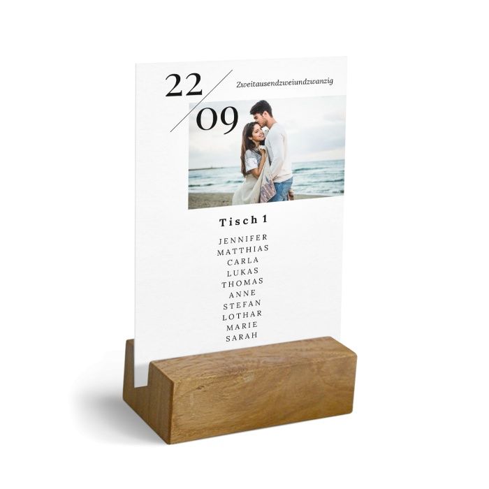 Tischkarten im Holzaufsteller mit Foto und Datum